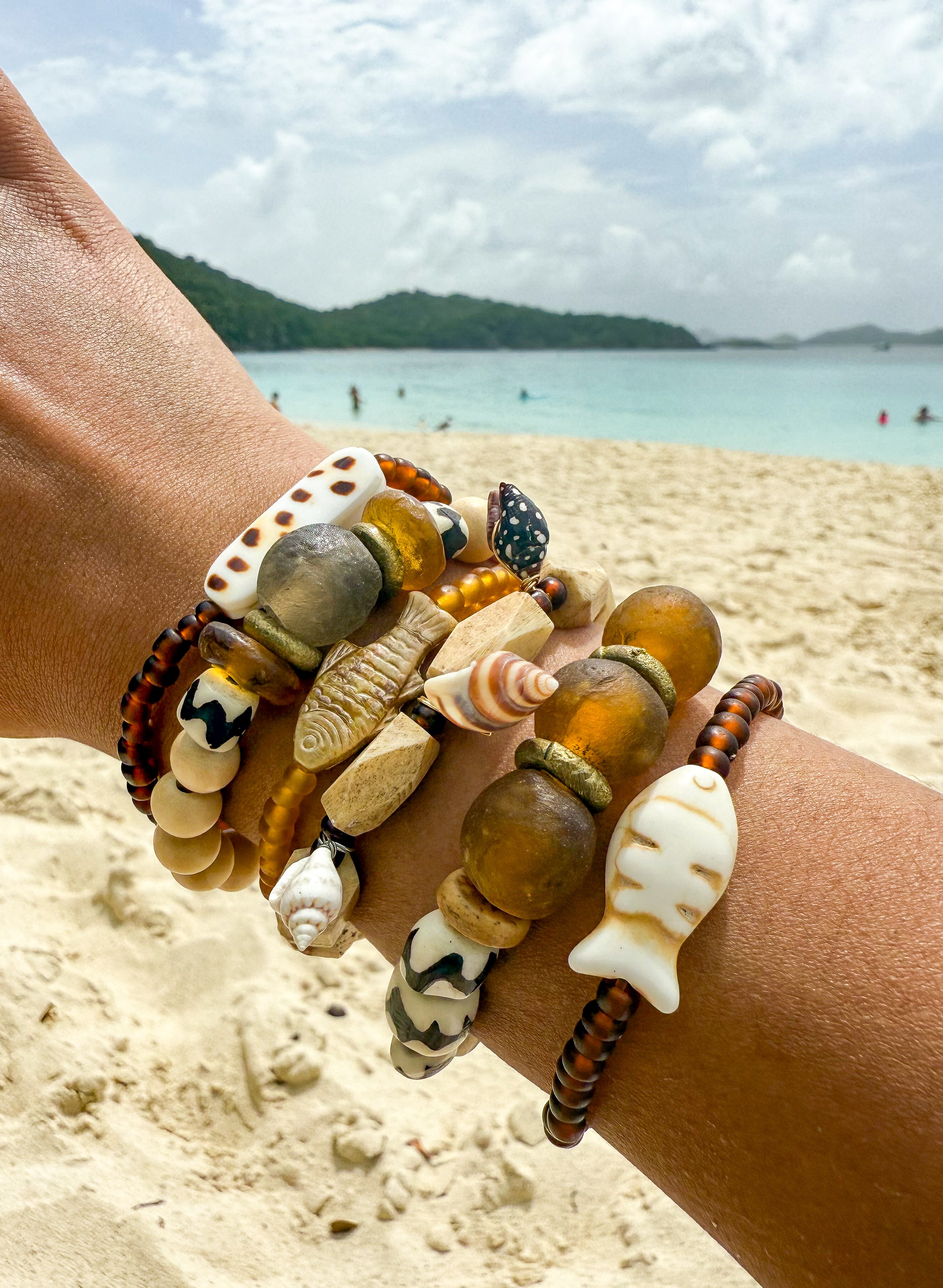 Simple Seed Bracelet | Brown Fish
